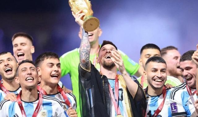 开云App-【特写】阿根廷队首都巡游，与500万球迷共同狂欢